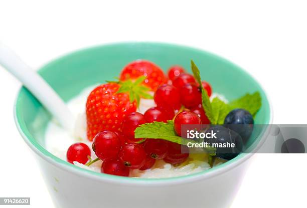 Gachas De Avena Con Frutas Foto de stock y más banco de imágenes de Alimento - Alimento, Arándano, Avena - Cereal de desayuno