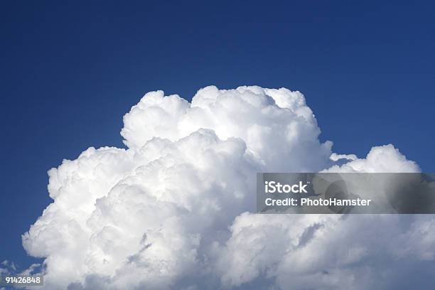 Perfekte Wolke In Den Blauen Himmel Stockfoto und mehr Bilder von Bildhintergrund - Bildhintergrund, Blau, Cumulus