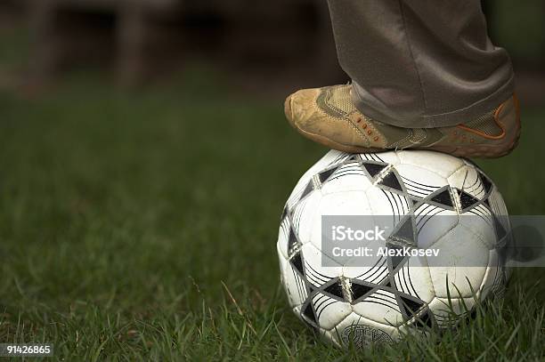 Bola De Futebol - Fotografias de stock e mais imagens de Ao Ar Livre - Ao Ar Livre, Atividade Recreativa, Baliza - Equipamento desportivo