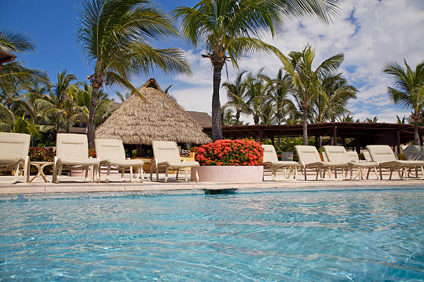 un ambiente de complejo turístico tropical junto a la piscina en - pacific ocean tourist resort day reflection fotografías e imágenes de stock