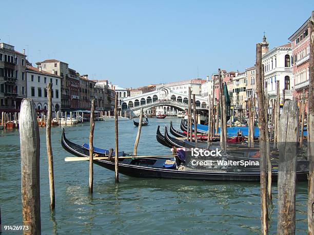 Photo libre de droit de Venise En Italie Et Le Pont Du Rialto banque d'images et plus d'images libres de droit de Bleu - Bleu, Ciel, Culture italienne