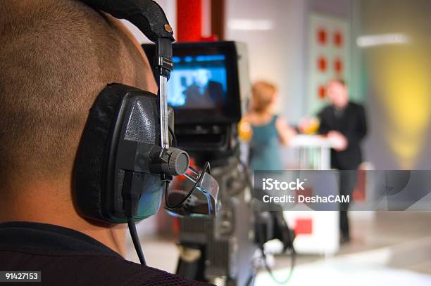 Cameraman En Tv Studio Foto de stock y más banco de imágenes de Estudio de televisión - Estudio de televisión, Operador de cámara, Transmisión