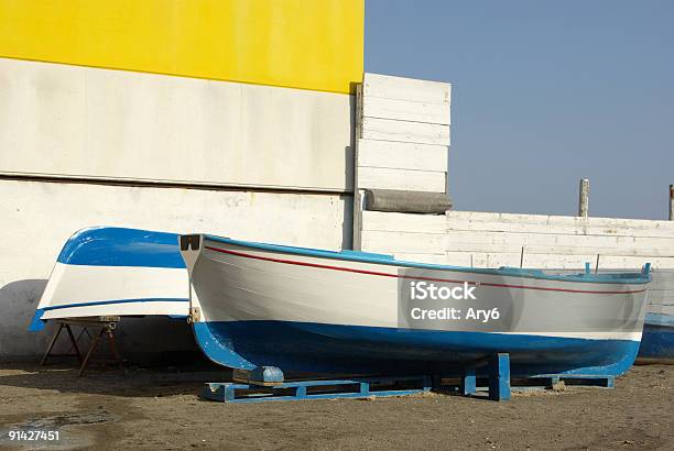 Barca - Fotografie stock e altre immagini di Andare in barca a vela - Andare in barca a vela, Artigianato, Barka