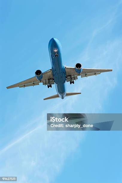 Xxl ジェットで明るい空から着陸する飛行機 - うっすらとしたのストックフォトや画像を多数ご用意 - うっすらとした, カラー画像, バケーション