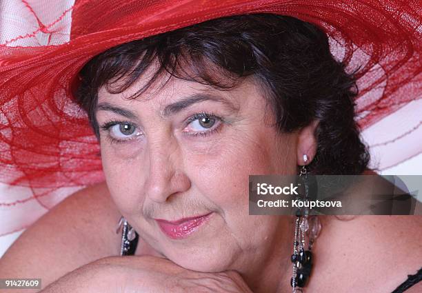 Mulher Com Chapéu Vermelho - Fotografias de stock e mais imagens de 50-54 anos - 50-54 anos, Mulheres, Uma Pessoa