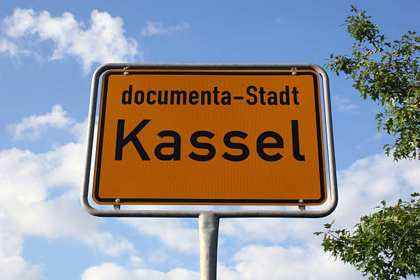 ortseingangs-schild documenta 12-stadt kassel - in der stadt foto e immagini stock