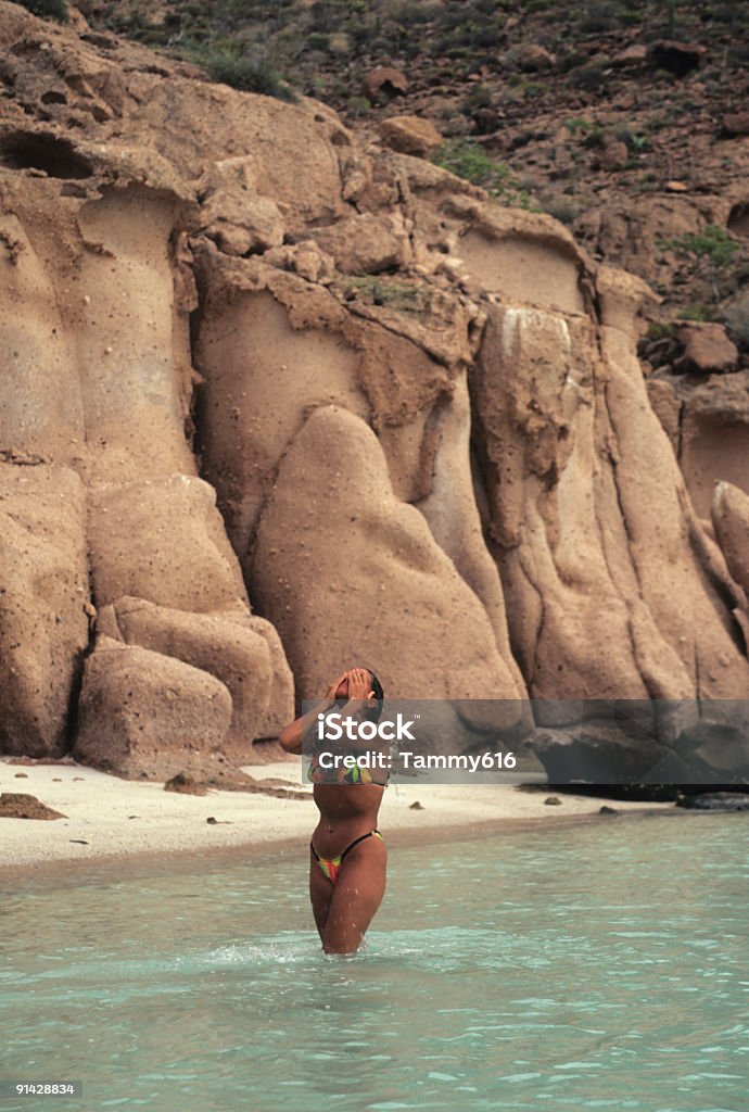 Niña en la playa rocosa - Foto de stock de Acantilado libre de derechos