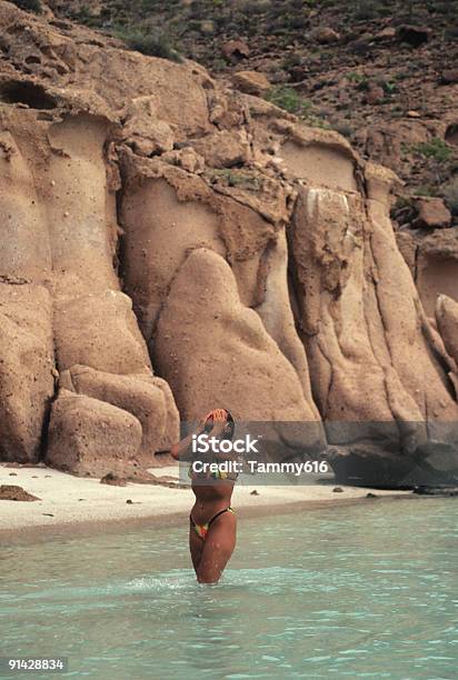 Niña En La Playa Rocosa Foto de stock y más banco de imágenes de Acantilado - Acantilado, Actividad de fin de semana, Adulto