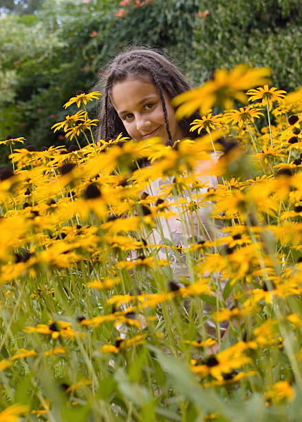 ragazza e fiori - formal garden ornamental garden child single flower foto e immagini stock