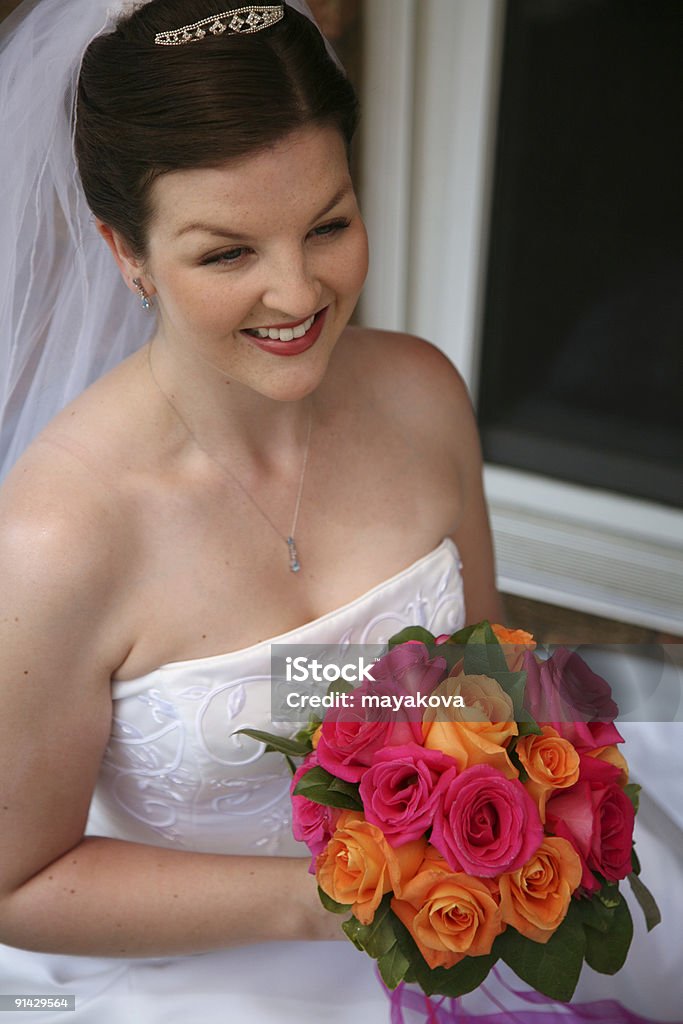 Hermosa novia con ramo - Foto de stock de Sección del medio libre de derechos