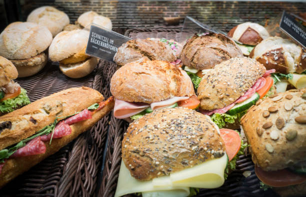 köstliche sandwiches - sandwich submarine sandwich ham bun stock-fotos und bilder