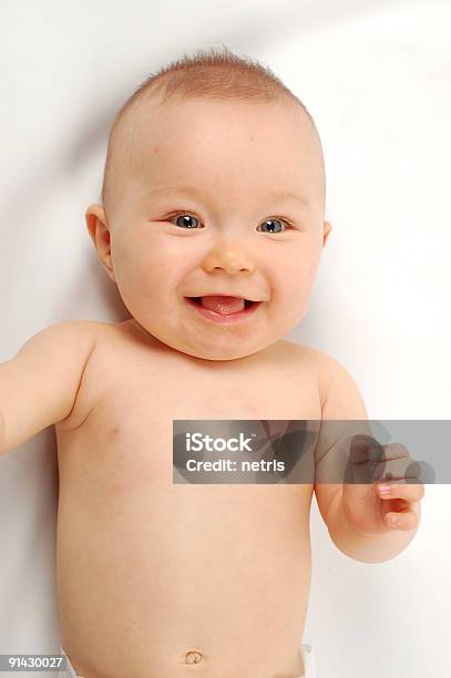 Bebé Después Del Baño14 Foto de stock y más banco de imágenes de Acostado - Acostado, Alegre, Bañera