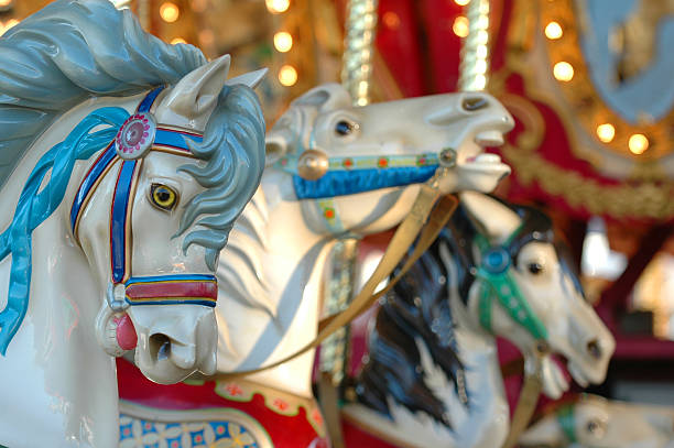 cavalos de carnaval - atração de parque de diversão - fotografias e filmes do acervo