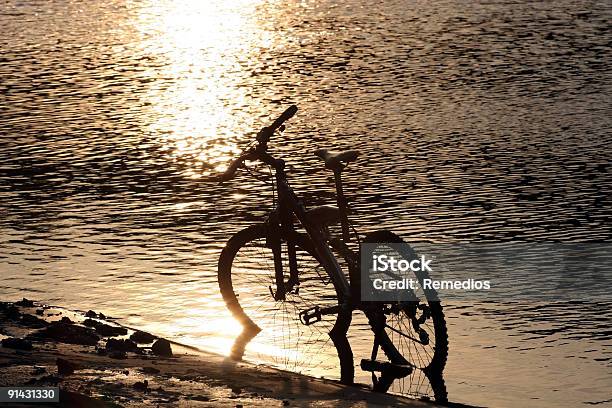 Photo libre de droit de Silhouette De Vélo banque d'images et plus d'images libres de droit de Activité de loisirs - Activité de loisirs, Attraction foraine - Équipement de loisirs, Aventure