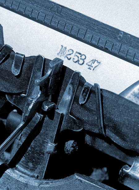máquina de escribir - typewriter retro revival old fashioned obsolete fotografías e imágenes de stock