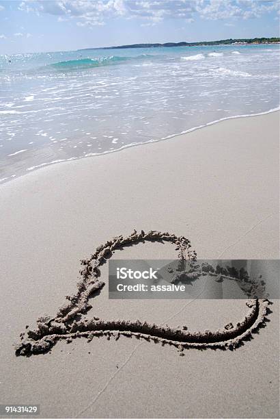 Símbolo En Forma De Corazón En La Playa 1 Dólar Imagen Foto de stock y más banco de imágenes de Agua