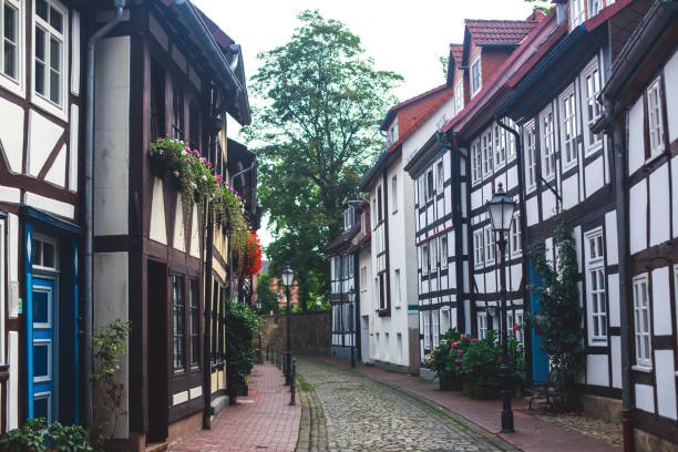 vue de la vieille ville de hameln avec place du marché et allemand traditionnel maisons, basse-saxe, allemagne - schaumburg photos et images de collection