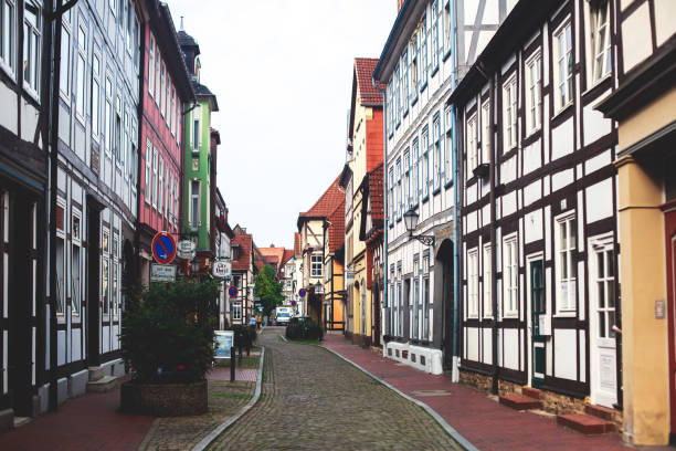 vue de la vieille ville de hameln avec place du marché et allemand traditionnel maisons, basse-saxe, allemagne - schaumburg photos et images de collection