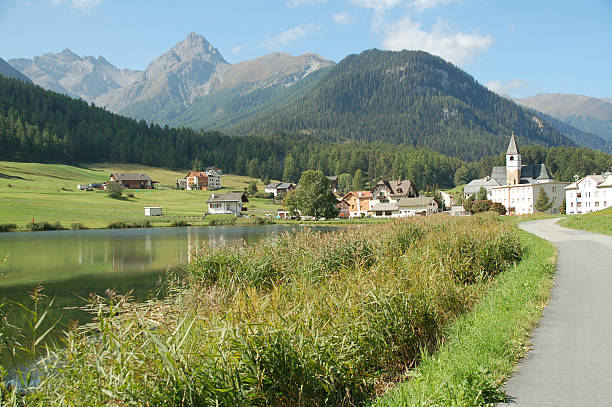 деревня и озеро tarasp - engadine switzerland village church стоковые ф�ото и изображения