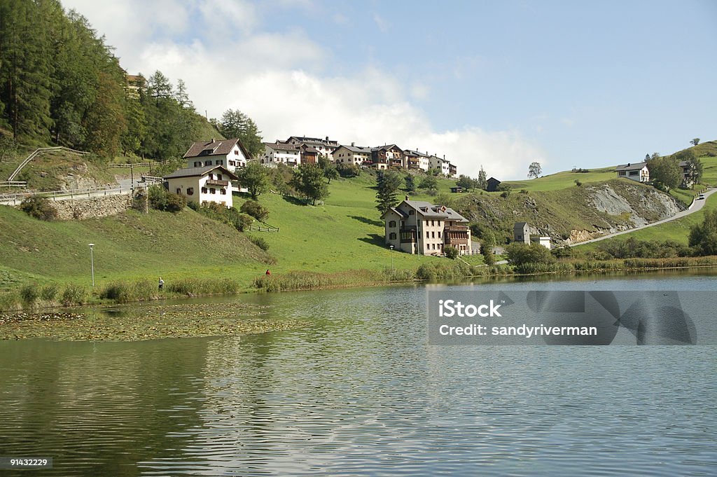 Озеро Tarasp в Альпах - Стоковые фото Архитектура роялти-фри