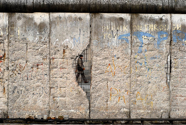 buco nel muro di berlino - berlin wall foto e immagini stock