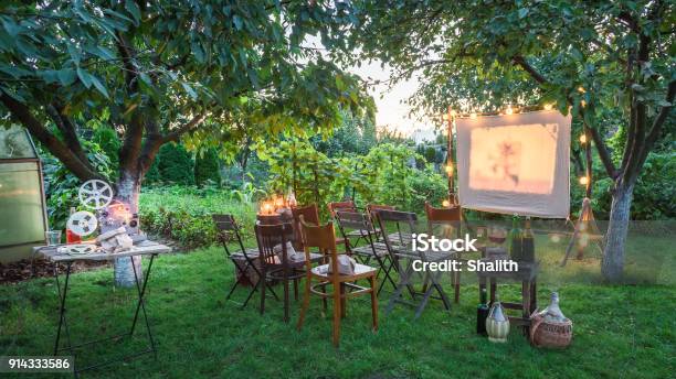 Sommerkino Mit Retroprojektor Am Abend Stockfoto und mehr Bilder von Kinofilm - Kinofilm, Im Freien, Filmvorführung