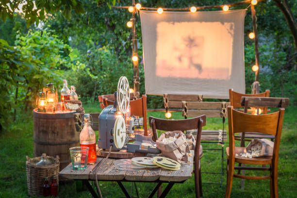 istock Small cinema with retro projector in the evening 914333636