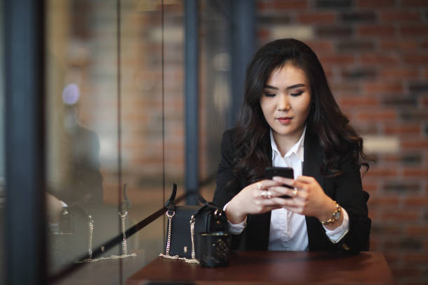 istock Asian businesswoman using smart phone 914336984