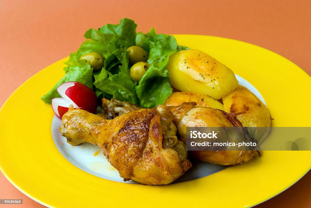 Pieczony kurczak nogi z Smażone ziemniaki i sałatek - Zbiór zdjęć royalty-free (Bez ludzi)