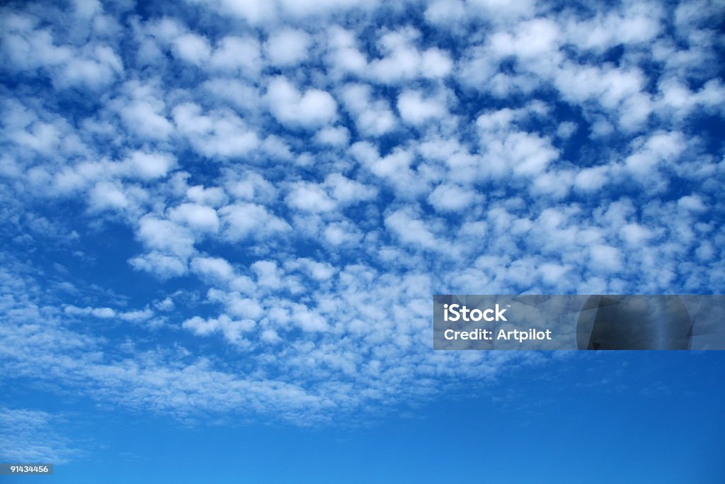 Nubes en el cielo. - Foto de stock de Azul libre de derechos