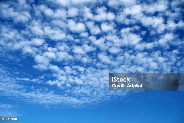 Nubes En El Cielo Foto de stock y más banco de imágenes de Azul - Azul, Blanca nieves, Blanco - Color