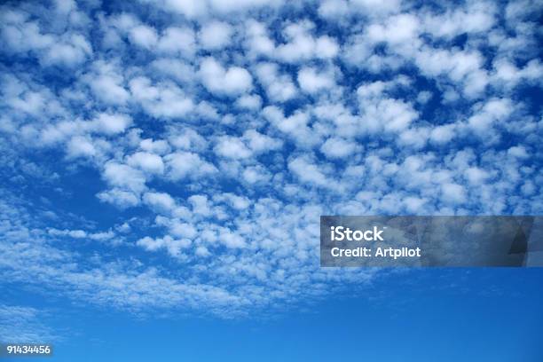 Nuvens No Céu - Fotografias de stock e mais imagens de Azul - Azul, Branca de Neve, Branco