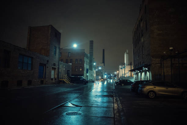 빈티지 창 고, 공장 및 비 후 굴뚝으로 시카고에서 안개 산업 도시 거리 도시 밤 풍경입니다. - nobody horror spooky road 뉴스 사진 이미지