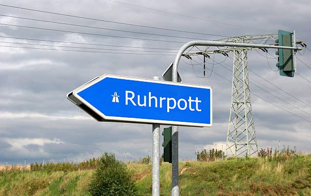 ruhrpott-autobahn-schild richtung rui águas, ampel und power occupation - herne stock-fotos und bilder