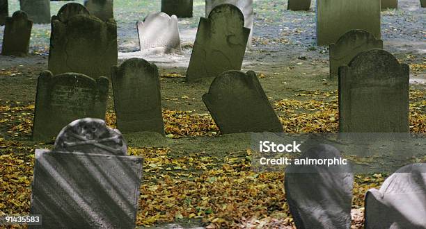 Foto de Velho Cemitério e mais fotos de stock de Afundar - Afundar, Arcaico, Assustador