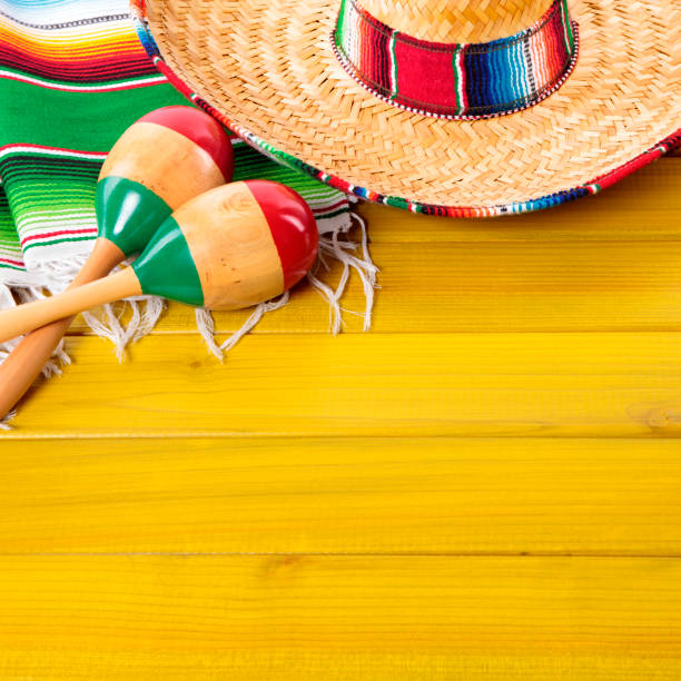 istock Mexico hat cinco de mayo wood background 914360810