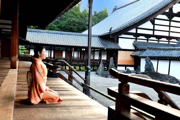 東福寺、京都で日本庭園を鑑賞着物姿の日本女性 - kyoto accord 写真 ストックフォトと画像