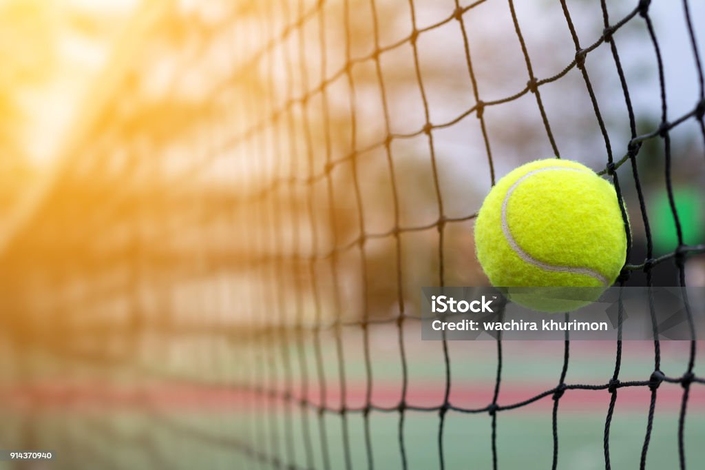 Pelota de tenis golpeando a net en desenfoque de fondo del Tribunal - Foto de stock de Tenis libre de derechos