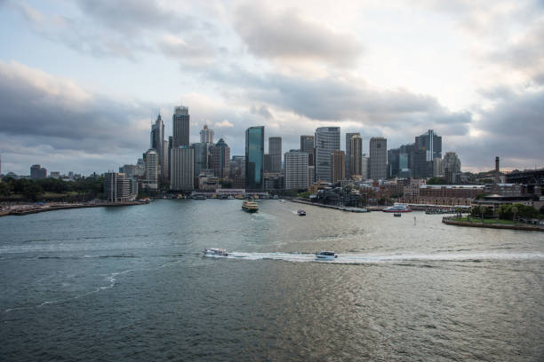 vista de los edificios de la ciudad de sydney y circular quay - sydney australia the rocks australia architectural styles fotografías e imágenes de stock