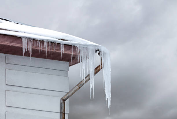 eiszapfen hängen gefährlich runter vom dach - icicle hanging snow moving down stock-fotos und bilder