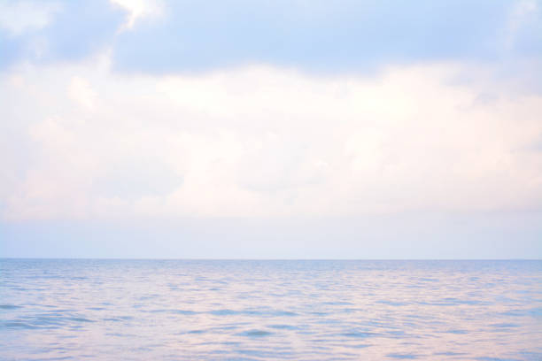 istock Deep blue and pink sea with cloudy. 914375350
