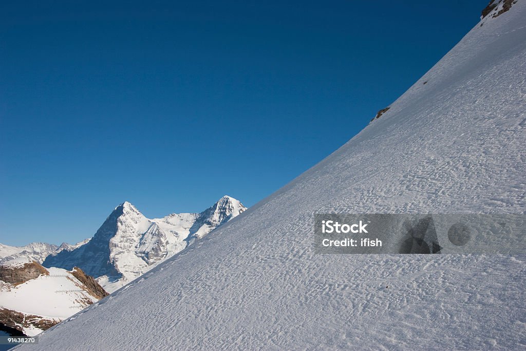 Monte Eiger Nordwand visto da un campo di neve Schilthorn - Foto stock royalty-free di Schilthorn