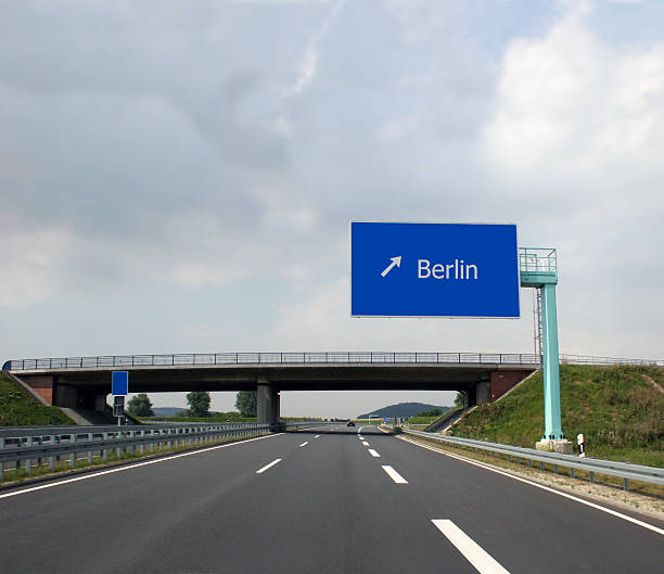 아우토반 & 베를린 autobahnschild-고속도로 및 방향 표지판 - crash barrier 이미지 뉴스 사진 이미지