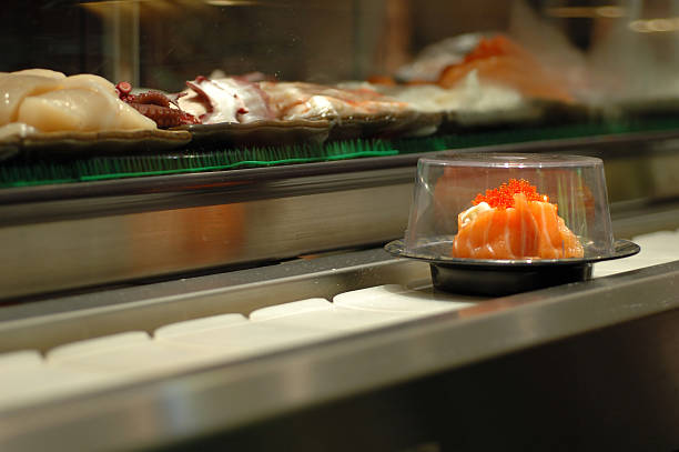 コンベアベルトの寿司 - 回転寿司 ストックフォトと画像