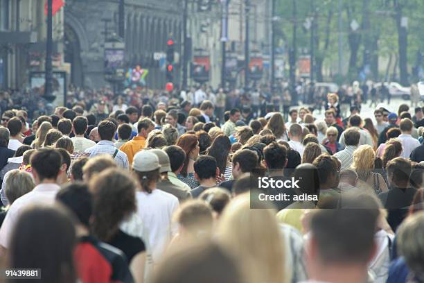 Vista Posterior De Multitud De Personas En Urban Durante El Cálido Clima Foto de stock y más banco de imágenes de Calle
