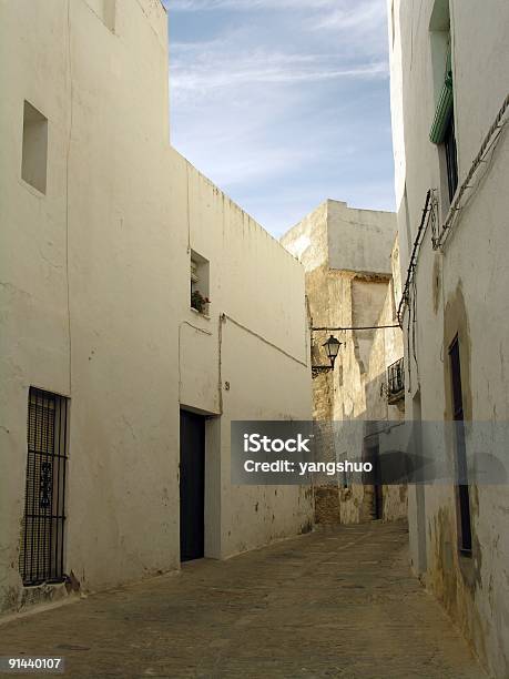 Estreita Rua De Vejer Espanhola - Fotografias de stock e mais imagens de Andaluzia - Andaluzia, Arcaico, Azul