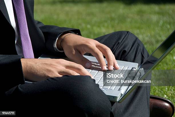 Foto de Empresário Sentado Na Grama Usando Laptop e mais fotos de stock de 25-30 Anos - 25-30 Anos, Adulto, Bem vestido