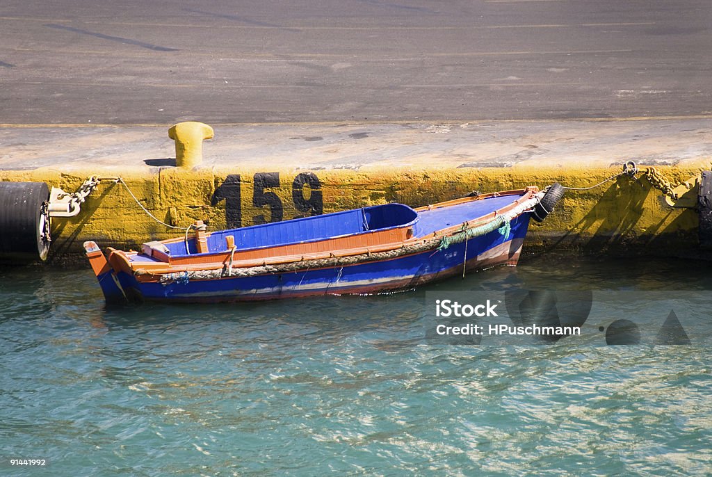Piccola barca, grande porto - Foto stock royalty-free di Acqua