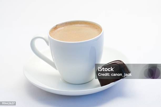 Xícara De Café Com Chocolate - Fotografias de stock e mais imagens de Bebida - Bebida, Branco, Café - Bebida
