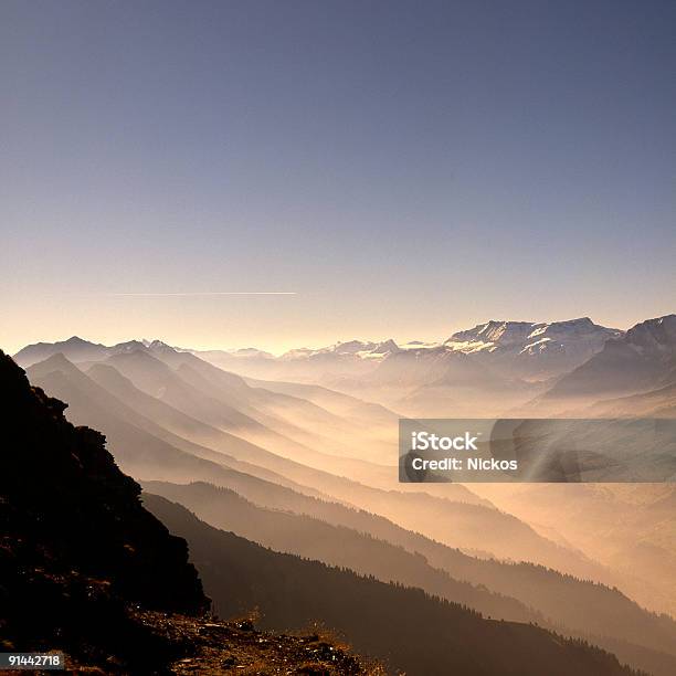 Catena Montuosa Di Niesen Kuln Svizzera - Fotografie stock e altre immagini di Alpi Bernesi - Alpi Bernesi, Ambientazione esterna, Catena di montagne